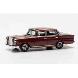 MERCEDES 200 fintail wijnrood