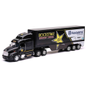 PETERBILT 6x4 met 3-assige ROCKSTAR Husqvarna-trailer Miniatuurr 