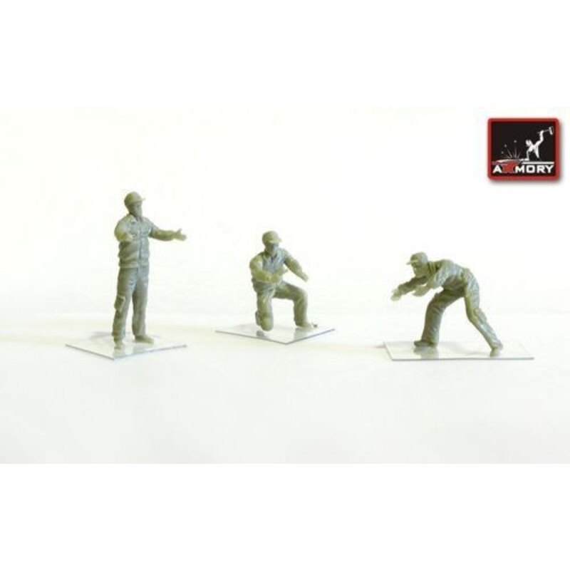 Soviet/Russian modern airfield groung personnel - 3 figures